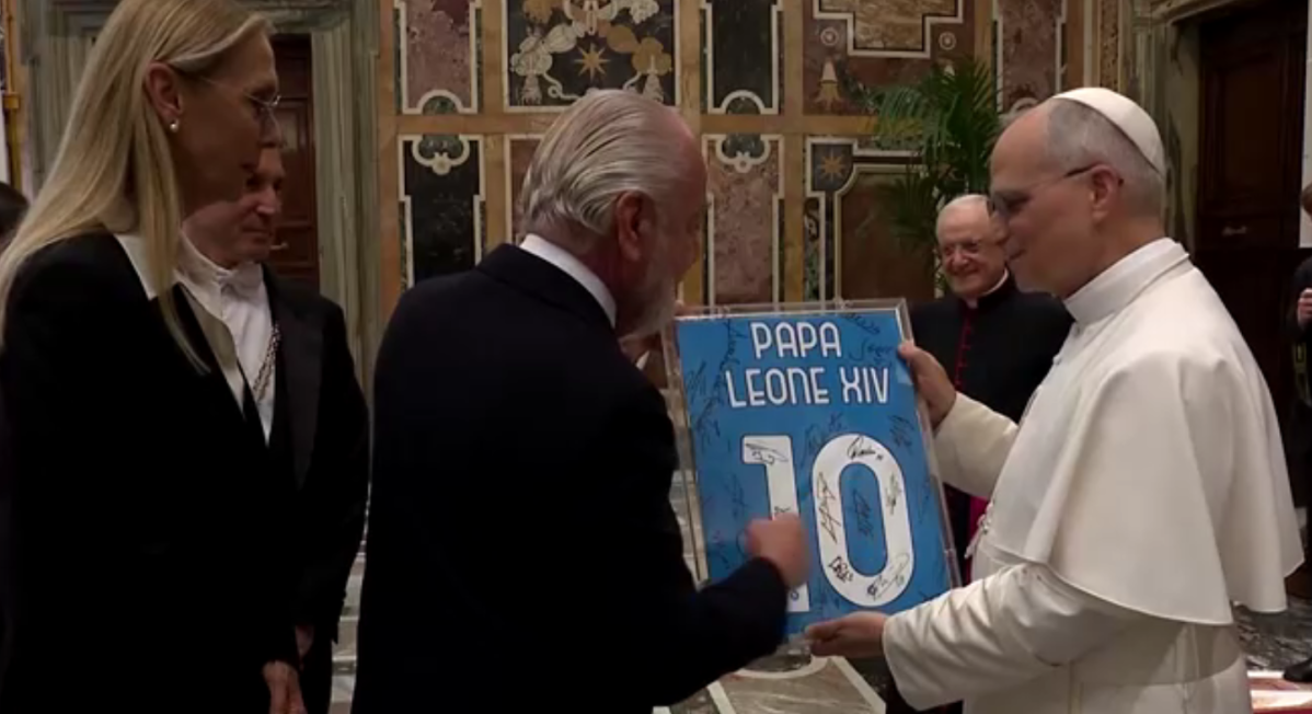 Papa Leão XIV recebe camisa do Napoli • Reuters