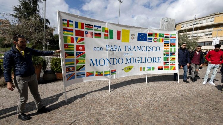 A saudação ao Papa também chega por estrelas do futebol mundial