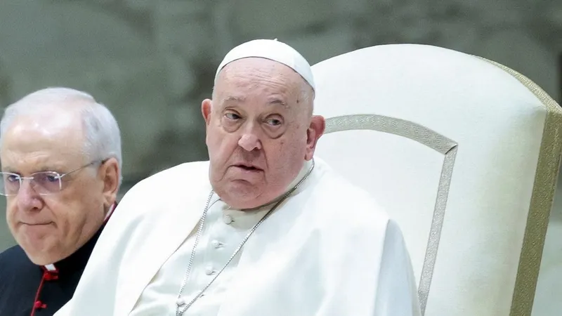 Papa Francisco é homenageado por astros do futebol durante o 