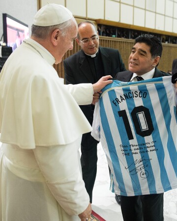 Papa Francisco era apaixonado por futebol e recebeu visita de astros do esporte