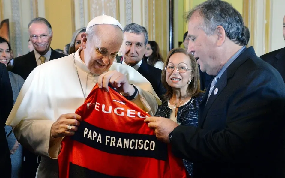 Papa Francisco recebeu camisas de diversos clubes brasileiros